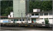 �BB Sdmmrs 8381 497 9 052-2 des Heimatbahnhofes Innsbruck Hauptbahnhof steht mit weiteren Niederflurwagen am 30.06.07 in Kufstein.
