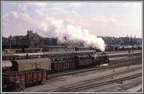 Die mir unbekannte 52er (hab mich damals noch nicht um Loknummern gek�mmert, musste hingegen aufpassen auf die Vopos)setzt ihre Fahrt in den G�terteil des Bahnhofs Rostock fort. (Archiv 04/78)