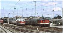 243 267-2, 118 587-5 und 112 414-8 nebst Doppelstockwagen in urspr�nglicher gr�ner DR Farbgebung in Rostock Hbf. (Archiv 09/87)