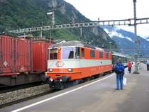 Re4/4 11108 in SwissExpress-Lackierung bei der Einfahrt in Erstfeld! (16.08.2007)