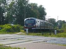 EN57 2058ra nach Stettin am 20.7.2007 auf einem Bahn�bergang in Swinem�nde.