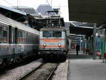 BB 80011 (ex BB8188) im Bahnhof Paris-Austerlitz.

Die Baureihe BB 80000: die letzten der gesamten „BB Midi“ genannten Bo´Bo´-Loks .
Ab 1926 beschaffte die franz�sische S�dbahn (Midi) diese Loktypen mit gro�em Erfolg.
In Folge beschafften auch die Bahnen P.O.(Paris-Orl�ans) und Etat, sowie nach der Verstaatlichung der Bahngesellschaften 1938 auch die SNCF diese bew�hrten Loks. 
Die letzte Serie wurde als Reihe BB8100 kurz nach dem Krieg von 1948-1955 an die SNCF geliefert. Die besterhaltenen 12 Loks aus dieser Serie wurden 1995-97 noch f�r Rangieraufgaben umger�stet und in die Reihe BB80000 umbenannt. Dies sind heute die �ltesten aktiven Loks der SNCF.

27.06.2007 Paris-Austerlitz
