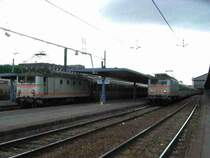 
Die �ltesten Loks der SNCF im Bahnhof Paris-Austerlitz bei der Arbeit:
BB 80004 (Kasten ex BB8247 und Drehgestelle ex BB8175) ist die Lok mit der niedrigsten Nummer, welche noch aktiv ist.
BB 80007 (ex BB8121) ist die tats�chlich �lteste Lok der ganzen Reihe, da die BB8121 im Ursprung 1949/50 erbaut wurde.
27.06.2007 Paris-Austerlitz
