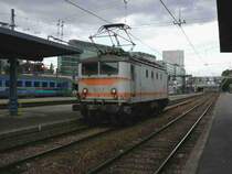 BB 80007 (ex BB8121) ist die �lteste aktive Lok der SNCF, da die BB8121 im Ursprung 1949/50 erbaut wurde.

Ein Bahner, der wohl gern Scherzkekse isst, hat die Beschriftung  um   James Bond  erg�nzt.

Die Reihe BB8100 wurde kurz nach dem Krieg von 1948-1955 an die SNCF geliefert. Die besterhaltenen 12 Loks aus dieser Serie wurden 1995-97 noch f�r Rangieraufgaben umger�stet und in die Reihe BB80000 umbenannt. Die BB8121 war die �lteste Lok, die umgebaut wurde.

27.06.2007 Paris-Austerlitz
