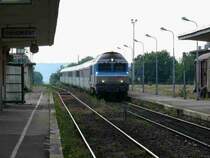 CC 72168 f�hrt mit ihrem Corail-Schnellzug von Paris nach Mulhouse-Basel in Chaumont ein.
Die franz�sische Ostbahn von Paris nach Mulhouse ist sehr sehenswert trassiert.
Im Hintergrund ist zu sehen, da� die Strecke hier zum Bahnhof hin eine gro�e Steigung aufweist.
18.05.2007 Chaumont