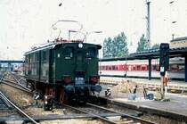 Bild 6/6: E 77 10 bei Rangierarbeiten im Dresdner Hauptbahnhof im August 1999 nach der Ankunft mit ihrem Sonderzug aus Berlin. Man beachte auch das kleine  Zwerg-Hauptsignal  links unten an der Lok. Ich wei� nicht, ob es auf ehem. DR-Gebiet nich viel mehr davon gab. Hinweis: eingescanntes Dia