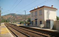 SNCF Bahnhofsgeb�ude Anth�or am 24.06.2007. Hier blicken wir in Richtung Nizza und weiterf�hrend Vintimille bzw. Ventimiglia (Italien). An diesem meistens komplett verschlossenen Bahnhof wird nicht mehr all zu oft angehalten, auch wenn der Durchfahrverkehr durchaus betr�chtlich ist.