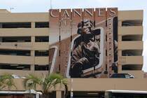 Fotoplakat am Parkhaus des Bahnhofes in Cannes: Bild aus dem Film  La B�te humaine  (Bestie Mensch) von Jean Renoir in dem Jean Gabin den Lokomotivf�hrer Jacques Lantier spielt. Neben der eigentlichen Geschichte sind die historischen Dampflok-Szenen aus dem Jahre 1938 wirklich sehenswert.