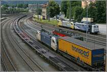 Nach ca.15 Minuten Aufenthalt, setzt sich die ES64U2-021 der Wiener Lokalbahn mit dem DGS 43101  TRANSPED-EXPRESS  am Haken, von Wanne Eickel nach Vernoa Q.E, wieder in Bewegung. TRANSPED wurde 1983 bei Innsbruck gegr�ndet und setzt heute im Nord-S�d-Verkehr auf den Verkehrstr�ger Schiene. Im Hintergrund warten Lokomotion Loks auf Arbeit. (30.06.07)