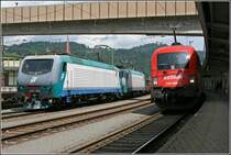 W�hrend die E412 020 und 011 mit dem 48819 Henningsdorf-VrPV auf die Weiterfahrt warten, durchf�hrt die 182 009, mit ihrem TEC nach Italien, den Bahnhof Kufstein auf Gleis 3 (komischerweise) ohne Halt. (30.06.07)