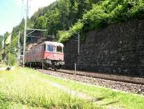 Berner Oberland 2007 - In Vierfachtraktion gef�hrt von Re 6/6 11625, ist am 25.07.2007 ein mit Wechselbeh�ltern beladener G�terzug auf der L�tschberg-Nordrampe unterwegs. Wir befinden uns am F�rtenviadukt, auf der zweiten Ebenee der Nordrampe.