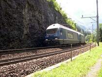 Berner Oberland 2007 - In Richtung S�den fahren die beiden BLS Re 465 014 und 015 am 25.07.2007 in der N�he des F�rtenviadukts an der L�tschberg-Nordrampe. Bilder, die ab Dezember rar werden d�rften. Ab dem 09.12.07 sollen alle Z�ge durch den L�tschberg-Basistunnel fahren. Nur die Regioexpress-Z�ge Bern-Brig fahren noch  �ber den Berg . Ebenso G�terz�ge die versp�tet sind, und dadurch ihren  Slot  verpassen. Letztere d�rften aber eher selten vorkommen.