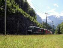 Berner Oberland 2007 - Die 185 566-7 von Crossrail und die 185 119-5 der Deutschen Bahn AG bef�rdern gemeinsam am 25.07.2007 einen G�terzug �ber den L�tschberg in Richtung Italien. Nach meinen empfinden, ein eher seltenes Bild. Nahe dem F�rtenviadukt.