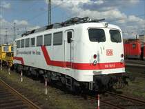 110 511-3 des Werk Dessau steht abgestellt mit einer Stopfmaschiene im Wanne-Eickler Hbf. 24.8.07