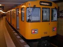 Hier sehen Sie die 550 der Berliner U-bahn am Fehrbelliner Platz (U3)