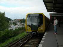 Hier der 5030 von H�now kommend in Elsterwaerder Platz ( U5 - am Biesdorf Center ). Sie f�hrt weiter nach Alexanderplatz.