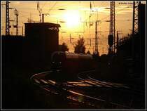 Desiro aus dem Rostocker Hbf zum Rostocker Seehafen Nord am 25.07.07 Im Hintergrund sieht man das Stellwerkgeb�ude des Rostocker Hbf

