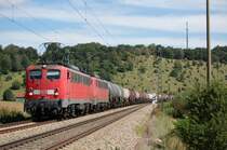 140 772-5 und 140 768-3 ziehen am 24.08.07 einen Kesselwagenzug an der Ortschaft Urspring, am Kilometer 71,4 der Filsbahn mit Fahrtrichtung Stuttgart vorbei.