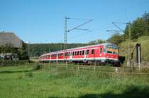 Ein Karlsruher Steuerwagen der RegionalBahn hach Geislingen (Steige)  ist hier am Kilometer 70,2 der Filsbahn zu sehen.