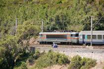 SNCF BB 22391 am 27.06.2007 auf der K�stenstrecke Marseille-Nizza zwischen Anth�or und Th�oule sur Mer in Fahrtrichtung Marseille. Parallel zur Bahnstrecke verl�uft, wie eben hier, immer mal wieder auf kurzen Geraden die Autostra�e.