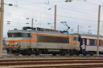 Ellok der SNCF mit der Nummer BB 422237 mit corail-Personenwagen am 30.06.2007 im Vorfeld des Bahnhofes von Cannes und kurz vor Erreichen desselben(S�dfrankreich).