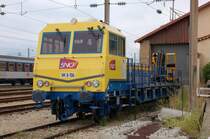 Modernes Arbeitsger�t in S�dfrankreich: Arbeistfahrzeug der SNCF mit der Nummer 8.156 am 30.06.2007 im Vorfeld des Bahnhofes von Cannes. 