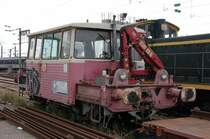 �lteres Arbeitsger�t in S�dfrankreich: Arbeistfahrzeug mit Kran der SNCF mit der Nummer 6.067 am 30.06.2007 im Vorfeld des Bahnhofes von Cannes. Das Gef�hrt erinnert mit seinem Motorvorbau besonders von der dem Bild abgewandten Seite stark an unser heimisches   Schweineschn�uzchen  .
