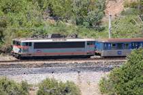SNCF BB 25658 am 27.06.2007 auf der K�stenstrecke Marseille-Nizza zwischen Anth�or und Th�oule sur Mer. Parallel zur Bahnstrecke verl�uft, wie eben hier, immer mal wieder auf kurzen Geraden die Autostra�e.