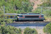SNCF BB 22340 mit corail-T�oz Wagen am Haken am 27.06.2007 auf der K�stenstrecke Marseille-Nizza zwischen Anth�or und Th�oule sur Mer in Fahrtrichtung Nizza. Parallel zur Bahnstrecke verl�uft, wie eben hier, immer mal wieder auf kurzen Geraden die Autostra�e.