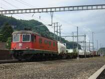 Die Re 6/6 11630 mit einem G�terzug nahe Aarau am 19.07.2007.Im Hintergrund ist der K�hlturm des Atomkraftwerks G�sgen zu sehen.