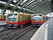 Treffen zweier Schwestern. Zwei Ganzz�ge der BR481 der Berliner S-Bahn treffen sich hier im Berliner Ostbahnhof am 15.05.04. Sie beide bedienen hier gerade die S3 aus/in Richtung Erkner. Noch endet die S3 im Ostbahnhof, da die Bauarbeiten auf der Linie noch nicht abgschlossen wurden, aber bald wird diese Linie wieder die Stadtbahn bedienen k�nnen.