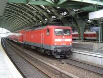 BR112 180-5 mit ihrem RE der Linie 4 in Richtung Rathenow wartet hier geduldig im Berliner Ostbahnhof auf die Weiterfahrt. (15.05.04)