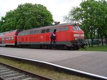 BR218 448-9 ist gerade mit ihrem Sonderzug im ILA-Bahnhof eingetroffen und hat einen Teil der Besucher der Internationalen Luftfahrt-Ausstellung in Berlin zu ihrem Zielort gebracht. W�hrend der, f�r die �ffentlichkeit zug�nglichen Besuchertage wurde zwischen Berlin Sch�neweide und dem ILA-Bahnhof dieser Pendelverkehr eingerichtet, um den Individualverkehr per Auto zur Luftfahrtausstellung zu entlasten. (15.05.04)