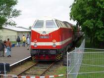 BR119 158-4 wartet hier auf der Internationalen Luftfahrt-Ausstellung in Berlin mit ihrem Sonderzug auf die R�ckfahrt in Richtung Berlin Sch�neweide. (15.05.04)