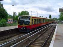 Ein Halbzug der BR481 der Berliner S-Bahn f�hrt hier gerade auf der Linie S5 in Richtung Mahlsdorf im S-Bahnhof Biesdorf ein. (17.05.04)