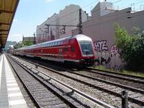 Steuerwagen der Gattung DBpbzf 763.5 am Ende eines RE1 in Richtung Eisenh�ttenstadt in Berlin S-Bahnhof Savignyplatz. (29.05.04)