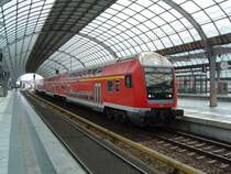 Steuerwagen der Gattung DABbuzf 778 vor einer RegionalBahn in Richtung Nauen in Berlin Spandau. (21.06.04)