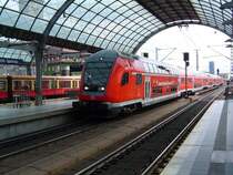 Steuerwagen der Gattung DBpbzf 763.5 vor einem RE der Linie 5 in Richtung Rostock bei der Einfahrt in Berlin Spandau. (21.06.04)