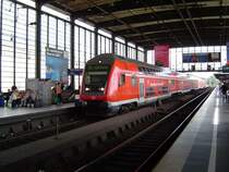 Steuerwagen der Gattung DBpbzf 763.5 vor einem RE der Linie 4 in Richtung Rathenow bei der Einfahrt in den Bahnhof Berlin Zoologischer Garten. (06.07.04)