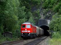 232 668 verl�sst mit ihrem G�terzug, von N�rnberg Rbf kommend, den Tunnel Sonnenburg im Pegnitztal zwischen Rupprechtstegen und Velden.
30. Juni 2007