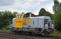 Schweerbau GmbH & Co. KG, Stadthagen mit ihrer vossloh G 6 (NVR:  98 80 0650 110-6 D-SBAU ) am 29.08.22 Vorbeifahrt Bahnhof Dedensen-Gümmer.