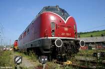 Anfang Juni 2007 weilt 221 135 bei EBW in W�rzburg Hbf.