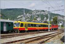 Gelbe Züge: Die OeBB hat den Montafonerbahn ET 10.109 (und ET 10.110) erworben. Leider ist es nicht ganz einfach von dem zwischen zwei ÖBB Schlierenwagen und einer Re 4/4 II abgestellten Triebzug ein Bild zu machen. Fotostandort: auf der Postackerstrasse (siehe Geolokalisation).

30. August 2022