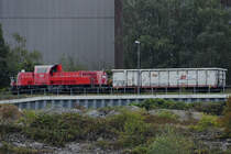 Die DB-Diesellokomotive 261 102-8 zieht eine Güterwagen, so gesehen Ende August 2022 in Duisburg-Wanheimerort. (Graffiti digital entfernt)