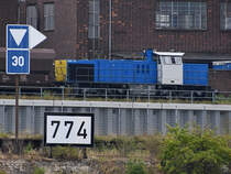 Ende August 2022 war die Diesellokomotive 2275 714-8 in Duisburg-Wanheimerort unterwegs. (Graffiti digital entfernt)