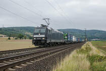 185 567-5 mit einem Aufliegerzug bei Reilos am 31.08.2022