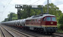 Salzland Rail Service GmbH, Bernburg (Saale) mit ihrer  132 068-8  (NVR:  92 80 1232 068-7 D-SLRS )  und einem Zug mit Containertragwagen (Gattung Sggrrs) mit abnehmbaren sogenannten SurfaceWaterTank Kesselbehältern der Fa. innofreigt am 29.08.22 Vorbeifahrt Bahnhof Dedensen/Gümmer.