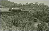 Die Diesellok 211 041-9 (92 80 1211 041-9 D-NeSA) fährt mit ihrem  Morgenzug  über die  Talübergang Epfenhofen Brücke und erreicht unmittelbar darauf den Bahnhof Epfenhofen. Die Talübergang Epfenhofen Brücke ist mit 264 Meter Länge die längste Brücke der Sauschwänzlebahn und soweit ich gesehen habe auch die imposanteste Brücke der Strecke.

27. August 2022