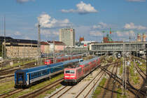 111 114 rangiert mit Dostogarnitur am 21.08.2022 im Münchener Hbf. 