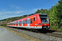 Einsam zog der 423 914 am Fotografen vorbei  und hinterlies die Frage, wo er wohl hinfahren möge.
Thüngersheim am 2.9.2022